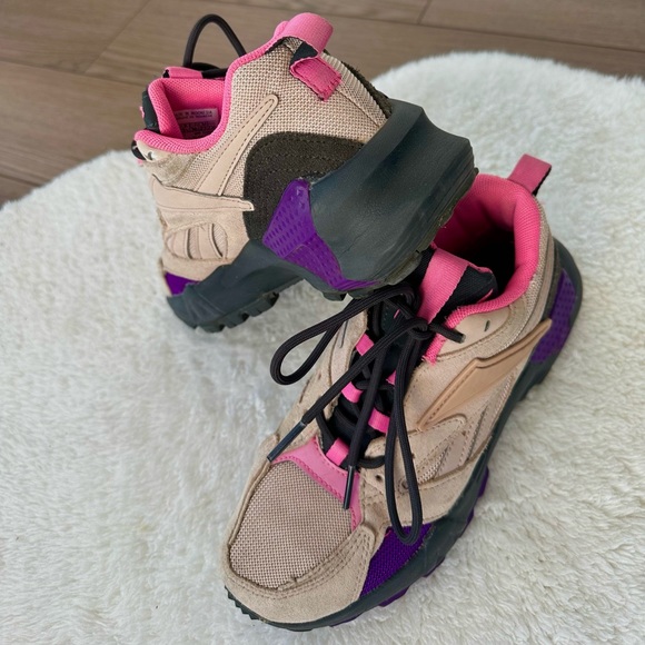 Hey
Shoe 2 times, took a small size, I thought I'll tear, but it did not work - Picture 4 of 6